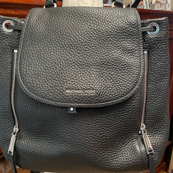 💜Like new Michael Kors backpack 💜 - Picture 2 of 9